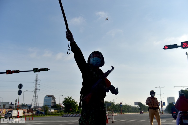 Troops deployed as HCM City tightens Covid-19 prevention rules - 7