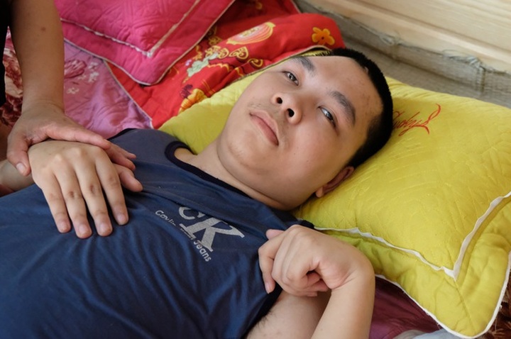 Family desperately calls for help for son after a stroke - 1 Family desperately calls for help for son after a stroke - 1