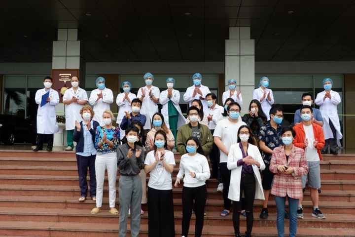 27 Covid-19 patients discharged from Hanoi hospital - 1