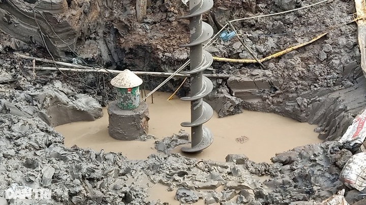 Rescue team continue searching for boy fallen 35m deep into concrete pillar - 3