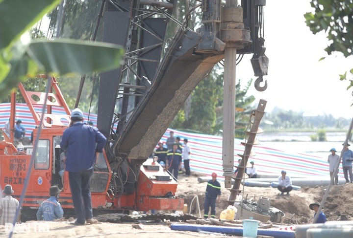 Rescue team continue searching for boy fallen 35m deep into concrete pillar - 2