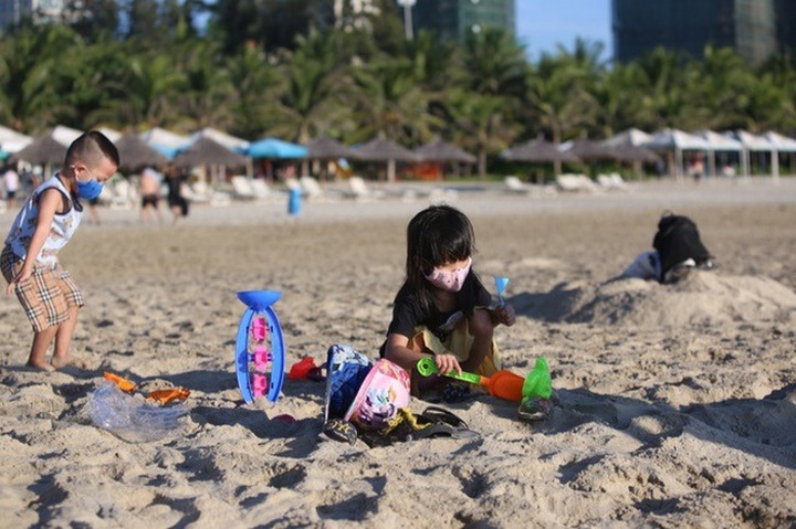 Danang and Quang Ninh reopen services as social distancing rules loosened - 1