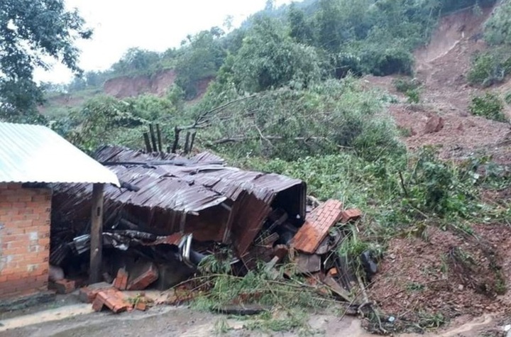 Landslides in Dak Lak bury homes - 1
