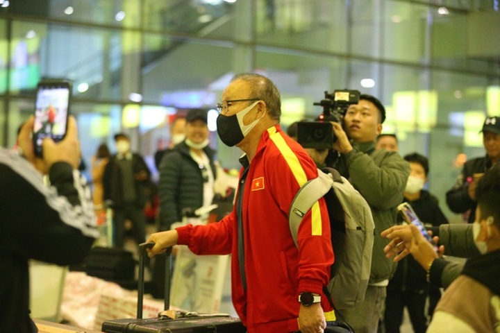 Vietnam team welcomed home after AFF Cup defeat - 3 Vietnam team welcomed home after AFF Cup defeat - 3