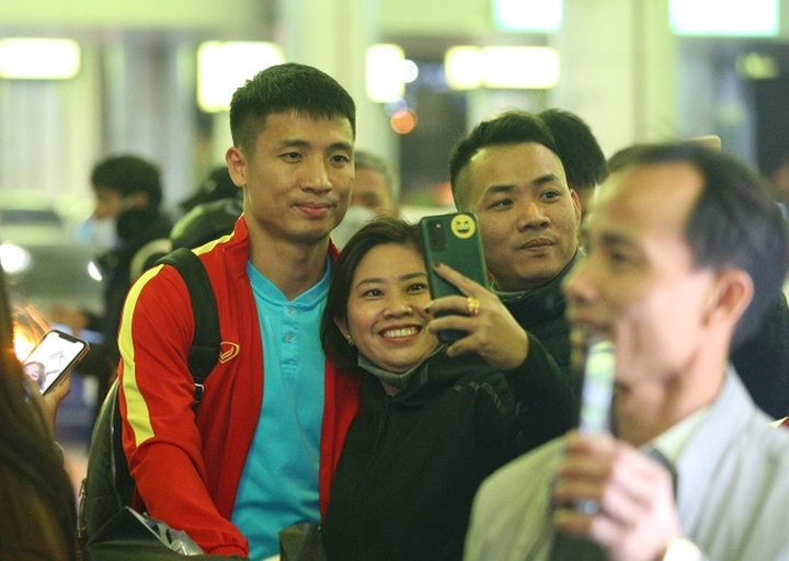 Vietnam team welcomed home after AFF Cup defeat - 2 Vietnam team welcomed home after AFF Cup defeat - 2