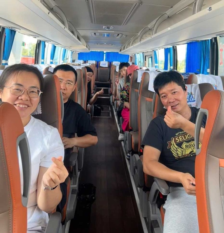 Bus route connecting Halong and China opens - 1