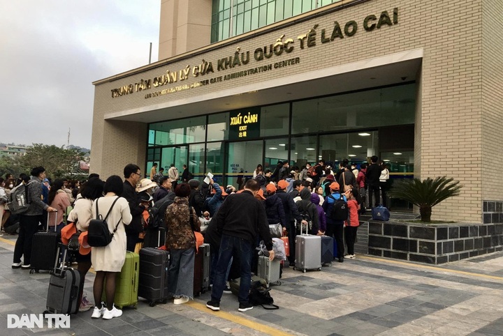 Bustling atmosphere at Lao Cai-China border gate - 4 Bustling atmosphere at Lao Cai-China border gate - 4