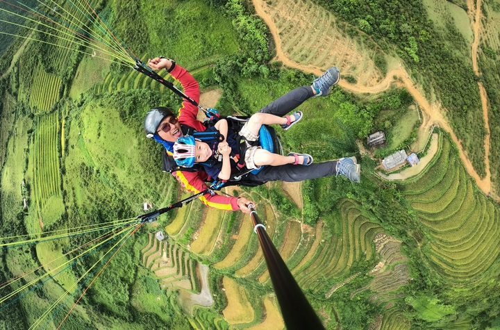 Four-year-old enjoys spectacular paraglide over terraced fields - 1