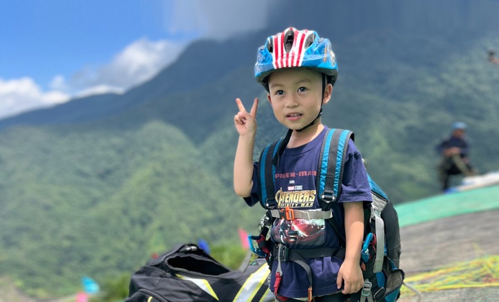 Four-year-old enjoys spectacular paraglide over terraced fields - 3