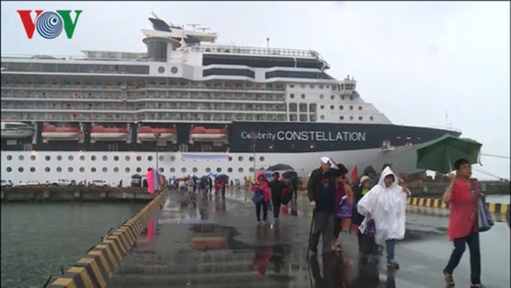 Hue welcomes first 2,000 foreign arrivals by sea route - 1