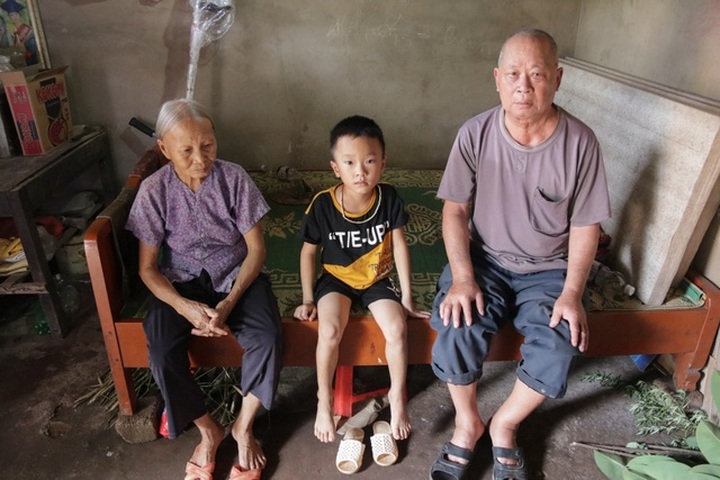 Elderly grandparents struggle to raise grandson - 1
