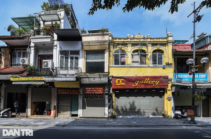 Hanoi streets deserted on the first day of social distancing - 7