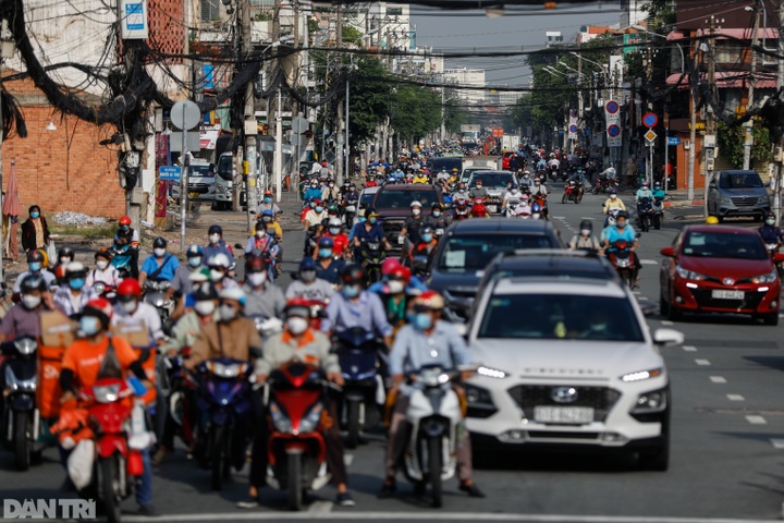 HCM City streets crowded again as social distancing rules ease - 6