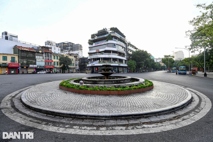 Hanoi streets deserted on the first day of social distancing - 3