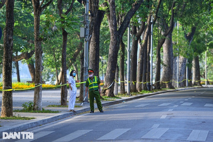 Hanoi streets deserted on the first day of social distancing - 6