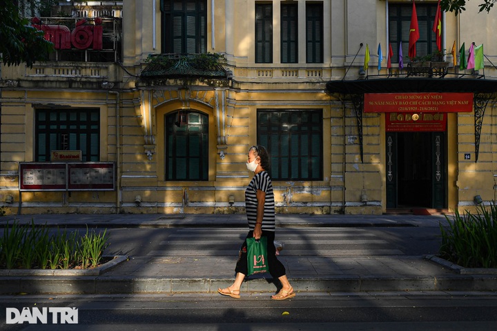 Hanoi streets deserted on the first day of social distancing - 1