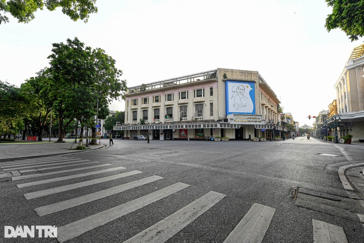 Hanoi streets deserted on the first day of social distancing - 5