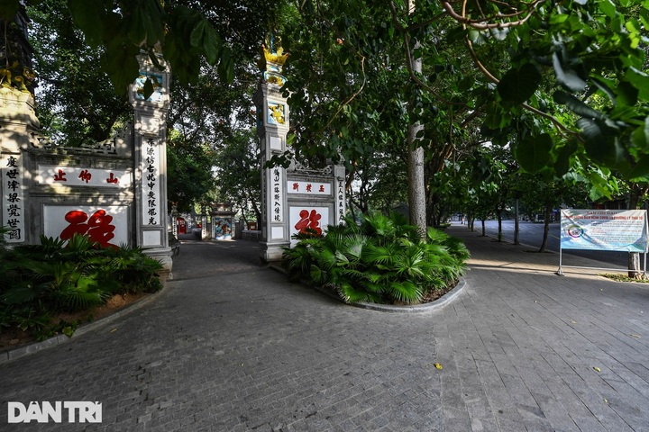 Hanoi streets deserted on the first day of social distancing - 4