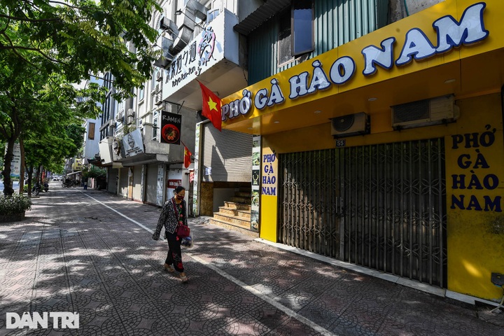 Hanoi streets deserted on the first day of social distancing - 11