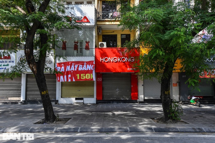 Hanoi streets deserted on the first day of social distancing - 8