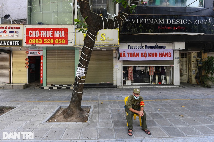 Hanoi streets deserted on the first day of social distancing - 10