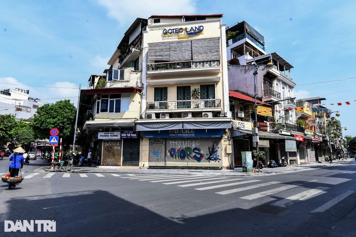 Hanoi streets deserted on the first day of social distancing - 2