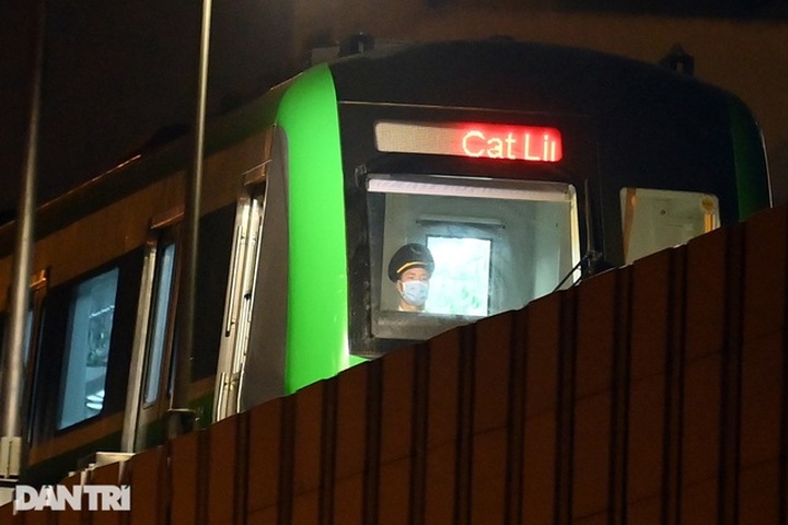 First metro trains put on trial run in Hanoi - 3