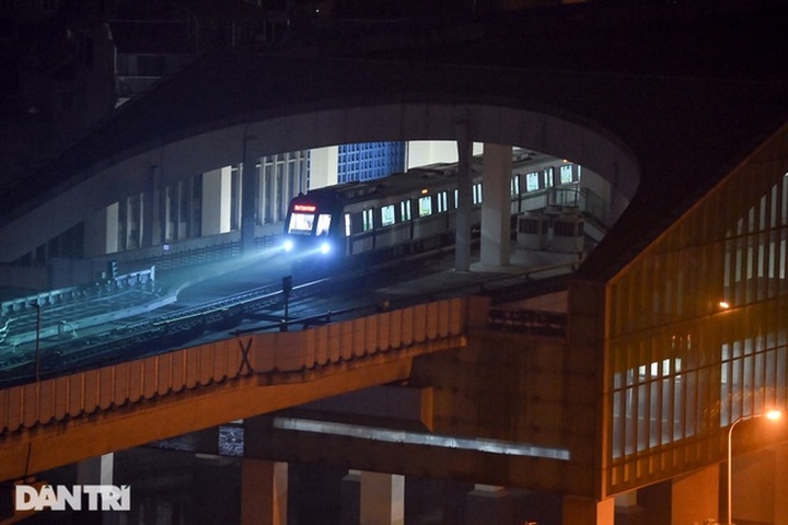 First metro trains put on trial run in Hanoi - 2