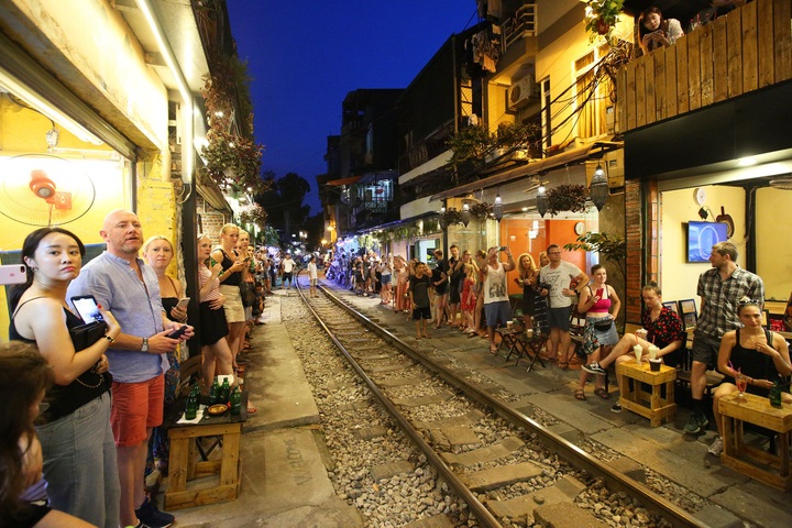 Hanoi railway becomes tourist destination despite dangers - 12 Hanoi railway becomes tourist destination despite dangers - 12
