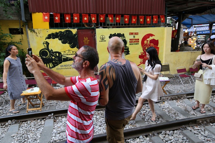 Hanoi railway becomes tourist destination despite dangers - 5 Hanoi railway becomes tourist destination despite dangers - 5