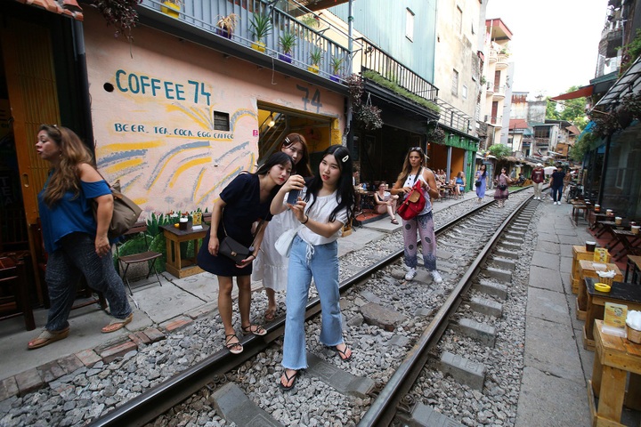Hanoi railway becomes tourist destination despite dangers - 6 Hanoi railway becomes tourist destination despite dangers - 6