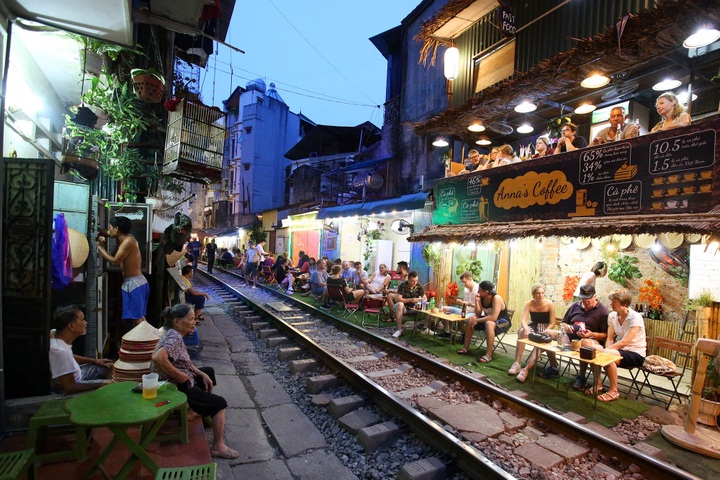Hanoi railway becomes tourist destination despite dangers - 7 Hanoi railway becomes tourist destination despite dangers - 7