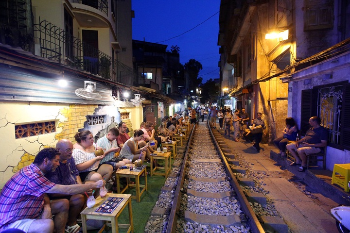 Hanoi railway becomes tourist destination despite dangers - 8 Hanoi railway becomes tourist destination despite dangers - 8