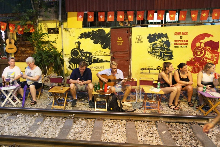 Hanoi railway becomes tourist destination despite dangers - 9 Hanoi railway becomes tourist destination despite dangers - 9