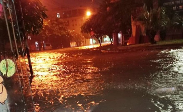 Many streets in Haiphong, Thai Binh severely submerged - 8
