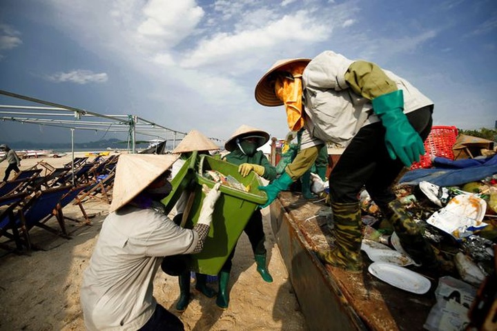 Sanitation workers battle rubbish in Ha Long Bay - 3