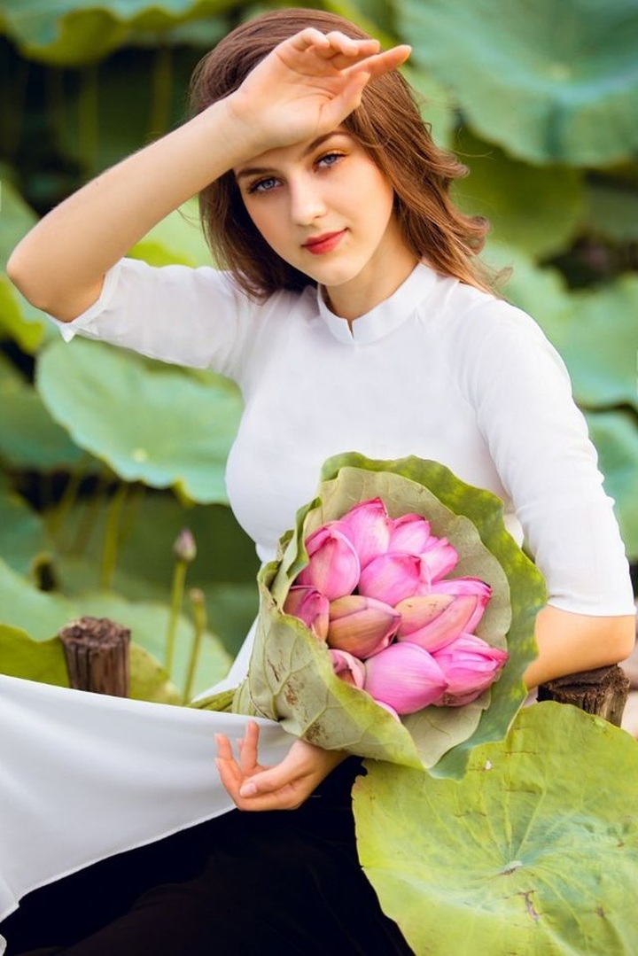 Ukrainian model poses with Hanoi lotus flowers - 10