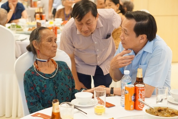 300 Vietnamese Heroic Mothers visit Hanoi - 8
