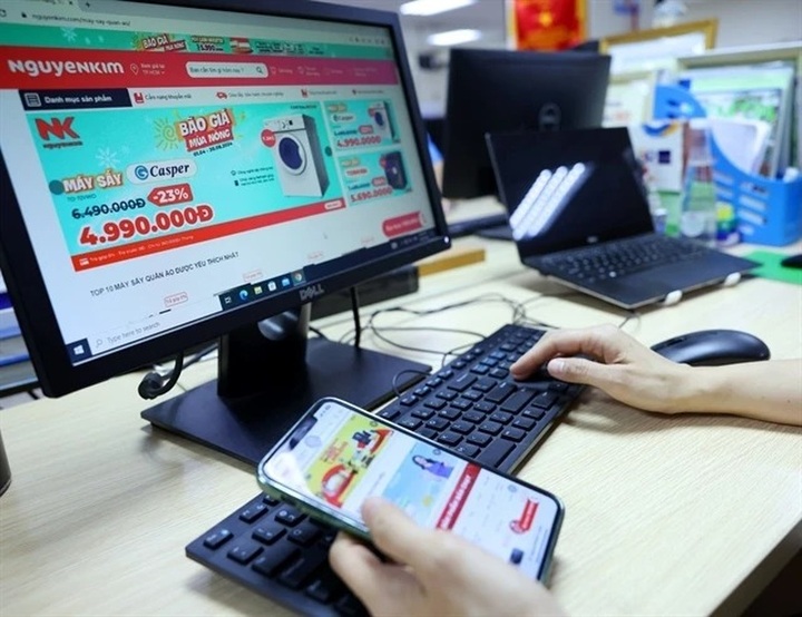 Vietnamese spend nearly 150 trillion VND on online shopping - 1