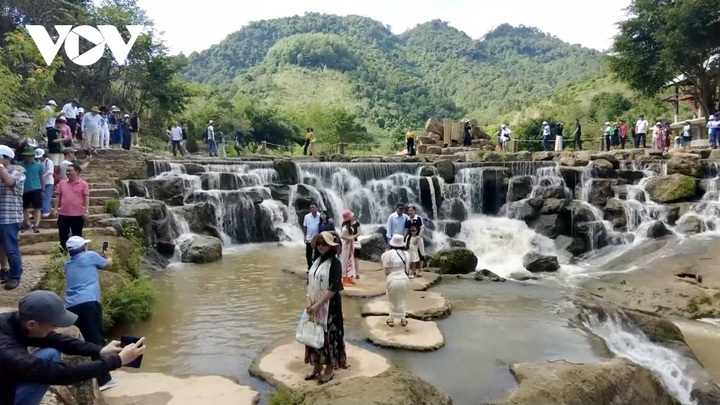 Moc Chau recognised as national tourism site - 1
