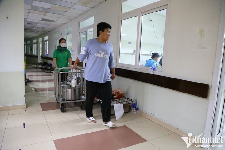 Danang charity club offer free meals for poor patients - 7