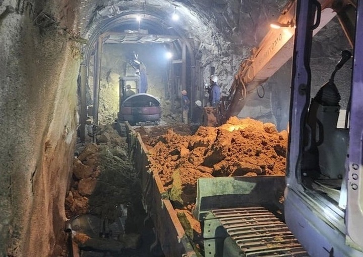 Landslides hit North-South railway - 1 Landslides hit North-South railway - 1