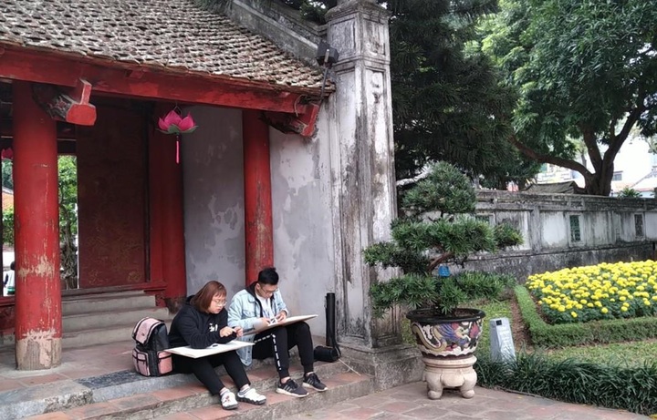 Sketching contest for university students held in Hanoi - 1