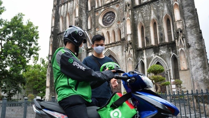 Hanoi resumes motorbike ride-hailing services - 1