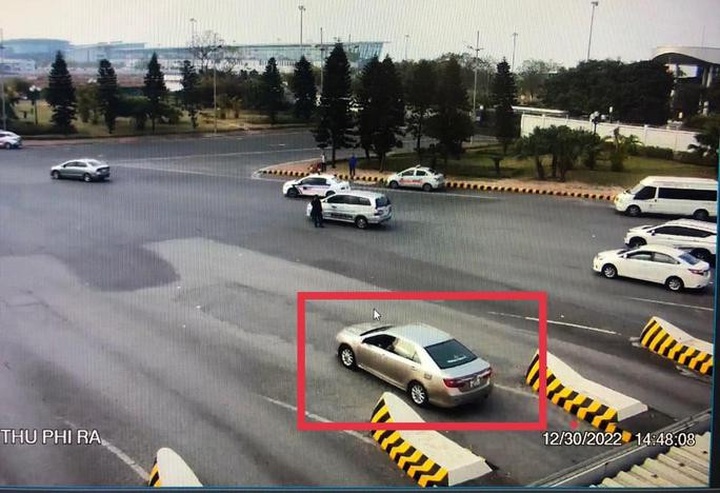 Japanese tourists cheated by unregistered taxi driver at Noi Bai Airport - 1