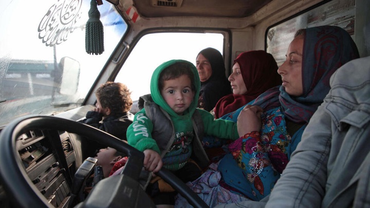 Tens of thousands of civilians flee renewed Syria violence - 1