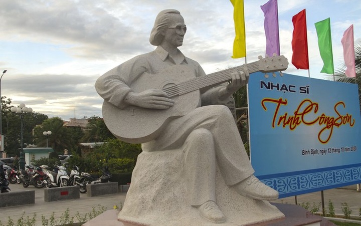 Statue of famous songwriter inaugurated on Quy Nhon beach - 1