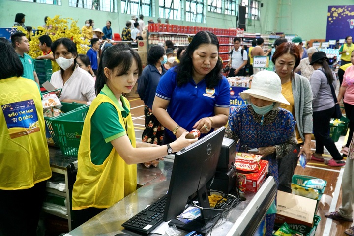 Zero-dong mini supermarkets launched for the poor in HCM City - 2