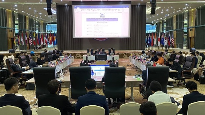 Vietnam chairs meeting of ambassadors from EAS countries - 1