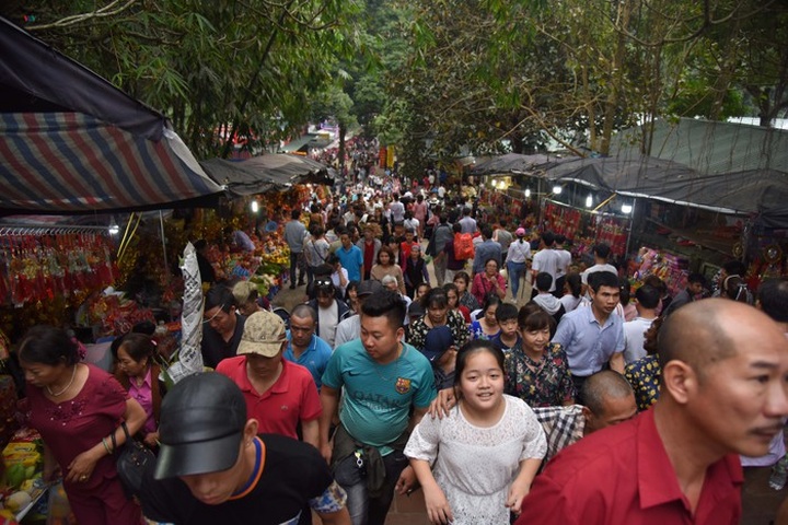 Huong Pagoda jammed on festival opening day - 1
